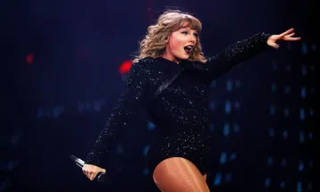 Penggemar Jual Sepatu Hak Tinggi Taylor Swift yang Rusak untuk Pengobatan Kanker