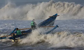 Waspada!  Daerah Perairan Indonesia yang Terdampak Gelombang Laut Sedang dan Tinggi