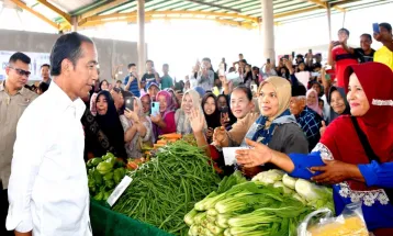 Blusukan ke Pasar Rakyat Merangin, Jokowi Pantau Stok dan Harga Bahan Pokok Jelang Lebaran 2024