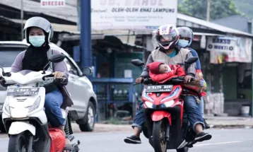 5 Tulisan Kocak Pemudik Sepeda Motor di Belakang Kendaraan, Bikin Nggak Stres di Jalan Saat Macet-macetan