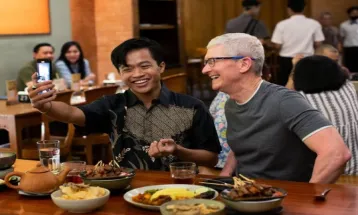 Senyum Merekah Tim Cook, Bos Apple Saat Makan Sate Ayam di Jakarta