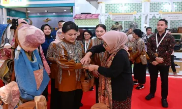 Batik UMKM Binaan Pertamina Memikat Ibu Negara