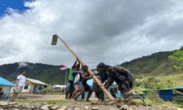 KOOPS TNI HABEMA Swadaya Bantu Penerangan di Sejumlah Distrik di Papua