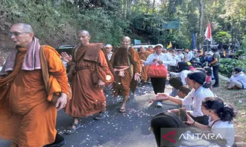 Jelang Waisak, Para Biksu Lakukan Thudong dengan Jalan Kaki Menuju Candi Borobudur