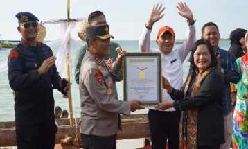 Pecah Rekor, Kabupaten Jepara Catatkan Rekor MURI dengan Perempuan Berkebaya Menyeduh dan Meminum Kopi Terbanyak