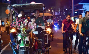 Liburan ke Yogyakarta, Jokowi Ajak Cucu Keliling Malioboro Naik Andong