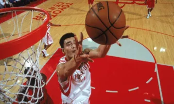 Yao Ming dan Houston Rockets: Nyali Si Tembok China Goyang Kompetisi Basket NBA