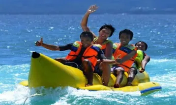 Kronologi Wisatawan Tewas Usai Terjatuh dari Banana Boat di Pantai Trenggalek