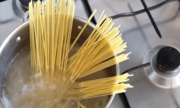 4 Cara Manfaatkan Air Rebusan Pasta, Jangan Langsung Dibuang