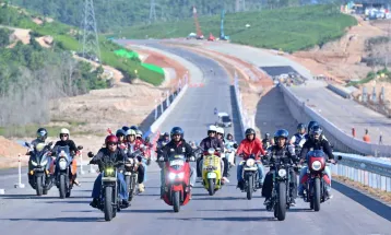 Presiden Jokowi Ajak Para Influencers Tinjau Jalan Tol IKN Naik Motor