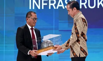 Presiden Joko Widodo Terima Penghargaan sebagai Bapak Konstruksi Indonesia