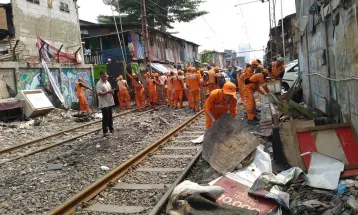 Viral Warga Buang Sampah ke Kereta Peti Kemas, Begini Respons KAI