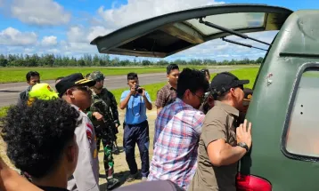 Satgas Damai Cartenz Evakuasi Jenazah Pilot Asal Selandia Baru yang Dibunuh KKB di Mimika