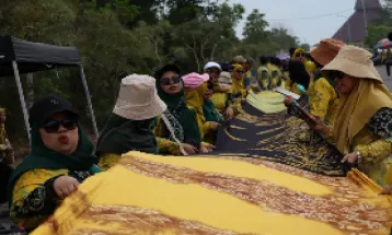 South Kalimantan Sets MURI Record for Longest Sasirangan Fabric