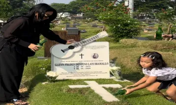 Makam Glenn Fredly Sempat Terbakar, Ini Pesan Mutia Ayu