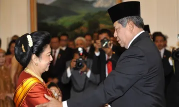 Ani Yudhoyono dan Bintang Mahaputra: Jejak Ibu Negara Tingkatkan Hajat Hidup Rakyat Indonesia