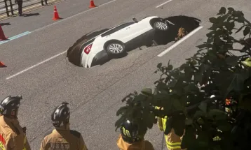 Sinkhole Muncul di Seoul, 2 Lansia Terluka Usai Mobil Terperosok dalam Lubang