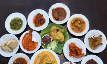 Fakta Unik: Penyebab Nasi Padang yang Dibungkus Porsinya Banyak Banget