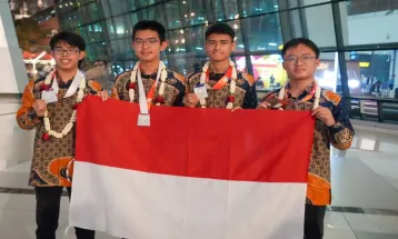 Pelajar Indonesia Raih 3 Perak dan 1 Perunggu di Olimpiade Informatika Internasional 2024