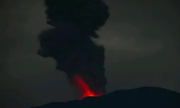 Gunung Ibu Semburkan Lava Pijar Setinggi 300 Meter