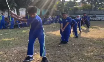 Anti Mainstream! Sekolah di Tangerang Selatan Ini Ajarkan Teknik Golf kepada Siswanya