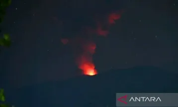 Kembali Erupsi, Gunung Ibu Keluarkan Abu Setinggi 700 Meter