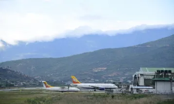 Punya Medan Menantang, Hanya 50 Pilot yang Bisa Mendarat di Bandara Ini