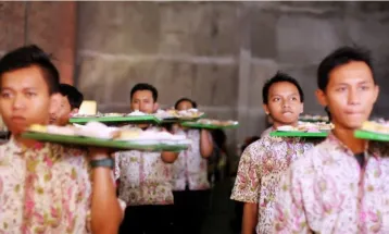 Uniknya Tradisi Piring Terbang, Gaya Makan Tamu Resepsi Pernikahan di Jawa Tengah