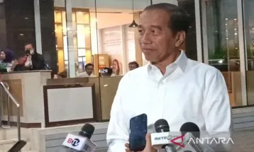 Jenguk Cucu Bebingah Sang Tansahayu, Jokowi Belum Berani Gendong