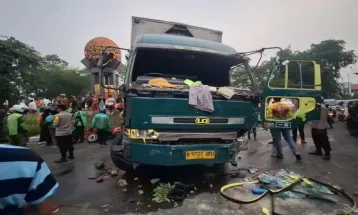 Container Truck Crashes Into a Number of Drivers in Tangerang