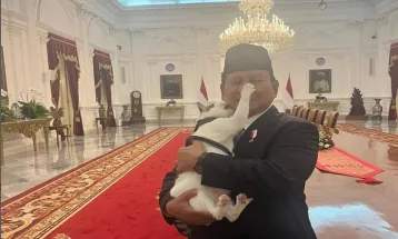 Tingkah Gemas Bobby Kertanegara di Istana, Gigit Pipi Prabowo