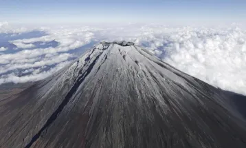 Akhirnya! Gunung Fuji Mulai Ditutupi Salju Setelah Penantian Terlama dalam 130 Tahun