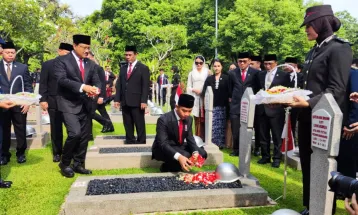 Vice President Gibran Rakabuming Raka Leads the Heroes' Day Commemoration Ceremony in Kalibata