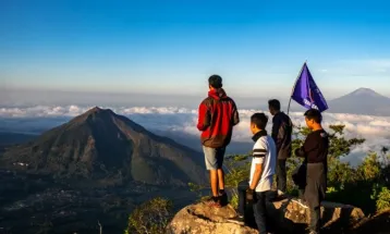 Pesona Gunung Telomoyo, Tempat Wisata di Jawa Tengah yang Tak Perlu Mendaki untuk Sampai Puncak