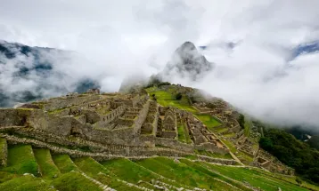 ⁠Bikin Geram, Turis Tabur Abu Kremasi di Machu Picchu