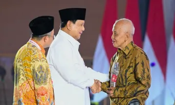 Prabowo Berikan Anugerah Guru Hebat Indonesia 2024 untuk Dua Guru