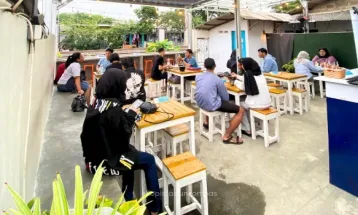 Kafe Unik Pinggiran Rel di Bekasi, Bonus Pemandangan Kereta Api