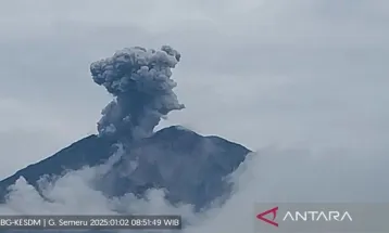 Gunung Semeru Alami Beberapa Kali Erupsi, Kolom Abu Capai 1.200 Meter