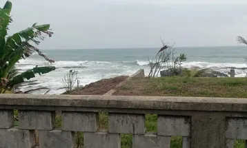 BMKG Keluarkan Peringatan Dini Gelombang Laut Banten Capai 2,5 Meter