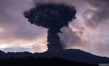 Gunung Marapi Alami Erupsi, Abu Vulkanik Setinggi 1 Km