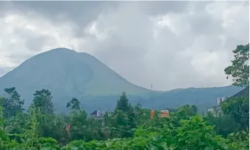 Badan Geologi Turunkan Status Gunung Lokon Jadi Waspada