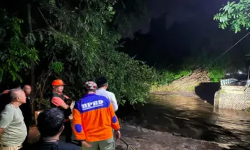 Ratusan Warga Probolinggo Terisolir Akibat Jembatan Putus Diterjang Banjir