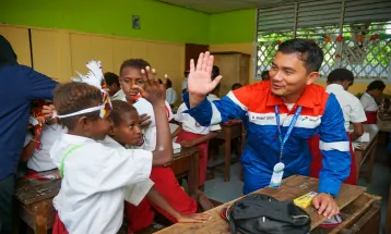 Relawan Bakti BUMN Menginspirasi Siswa Merauke Lewat Edukasi dan Makanan Bergizi