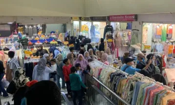 Pasar Tanah Abang Dipadati Pembeli Menjelang Ramadan