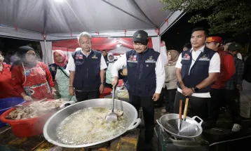 Mensos Ikut Siapkan Makan Sahur di Dapur Umum untuk Korban Banjir Bekasi